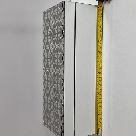 #AAO Mirrored jewelry box by cynthia Rowley - Picture 5 of 7